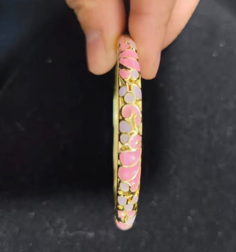 Traditional Cloisonne Craft Handmade 0.6mm 18K Gold
Detailing Enamel Filling with Delicate Patterns
