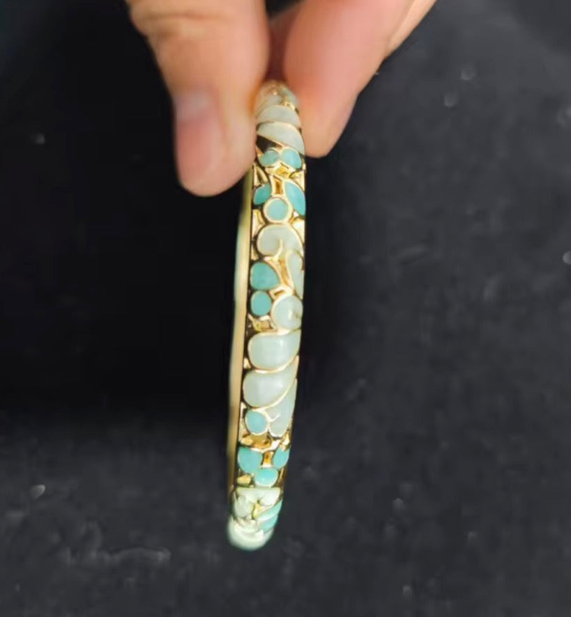 Traditional Cloisonne Craft Handmade 0.6mm 18K Gold
Detailing Enamel Filling with Delicate Patterns