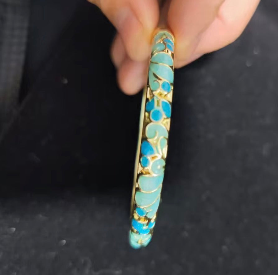 Traditional Cloisonne Craft Handmade 0.6mm 18K Gold
Detailing Enamel Filling with Delicate Patterns