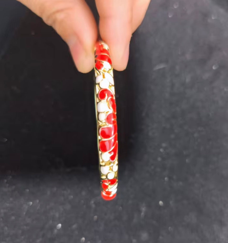 Traditional Cloisonne Craft Handmade 0.6mm 18K Gold
Detailing Enamel Filling with Delicate Patterns