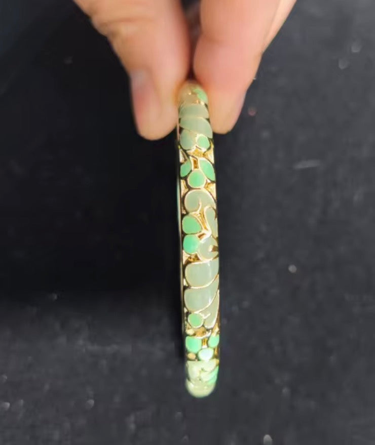 Traditional Cloisonne Craft Handmade 0.6mm 18K Gold
Detailing Enamel Filling with Delicate Patterns