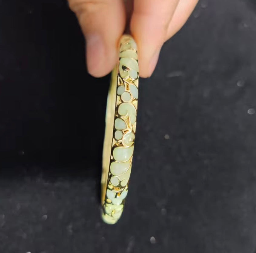 Traditional Cloisonne Craft Handmade 0.6mm 18K Gold
Detailing Enamel Filling with Delicate Patterns